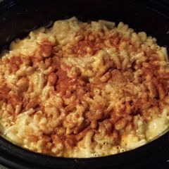 A picture of The best crockpot mac&cheese.