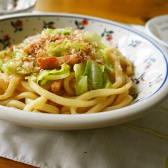 A picture of Simple Stir-Fried Udon Noodles with Spring Cabbage.