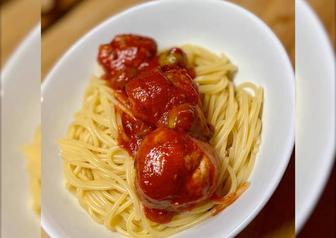 Boulettes aux olives et à la sauce tomate