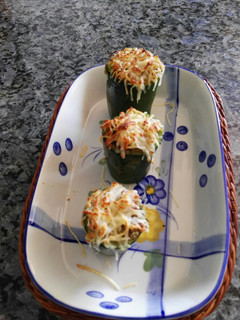 Una foto de Troncos de calabacín rellenos de quinoa, brócoli y cerdo picado