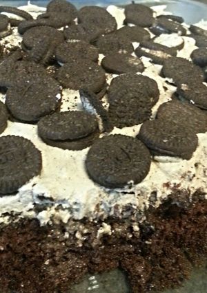 A picture of Oreo Cream Chocolate Fudge Cake.