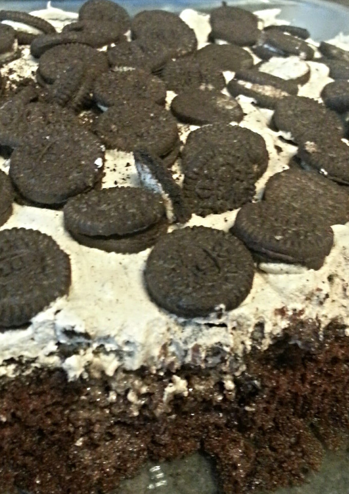 A picture of Oreo Cream Chocolate Fudge Cake.