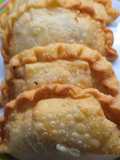 Empanadas de repollo, cebolla, zanahoria, morrón y queso