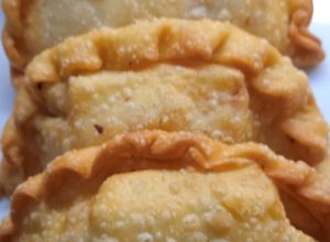 Una foto de Empanadas de repollo, cebolla, zanahoria, morrón y queso