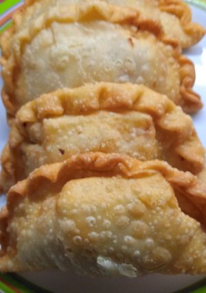Una foto de Empanadas de repollo, cebolla, zanahoria, morrón y queso
