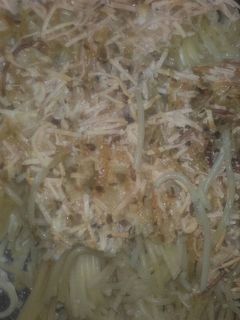 Una foto de Spaguettis al queso con jamón york
