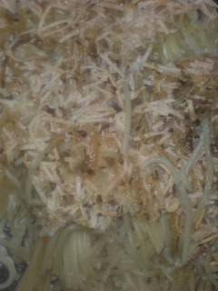 Una foto de Spaguettis al queso con jamón york