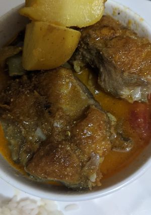 A picture of Magura macha jhola cat fish curry.
