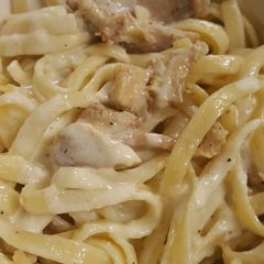 A picture of Chicken Alfredo Fettuccini.