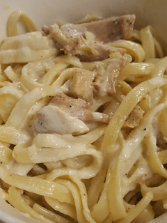 A picture of Chicken Alfredo Fettuccini.