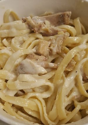 A picture of Chicken Alfredo Fettuccini.