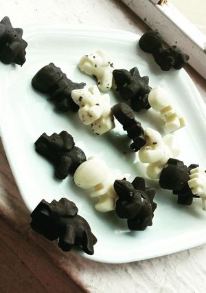 डार्क अँड व्हाईट चॉकलेटस (dark and white chocolate recipe in marathi) रेसिपी चे मुख्य फोटो 