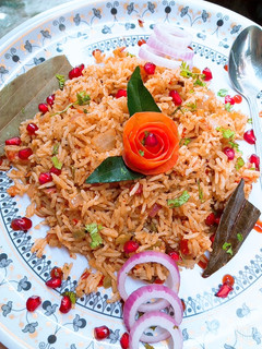 शेजवान टोमाटो ग्रालिक राइस (schezwan tomato garlic rice recipe in Hindi) रेसिपी मुख्य फोटो