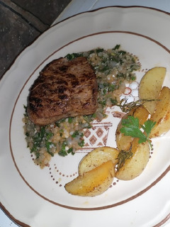 Una foto de Filete al perejil con papas rústicas