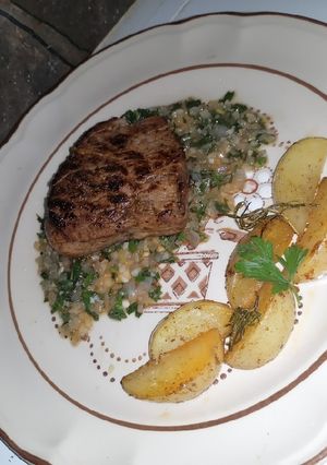 Una foto de Filete al perejil con papas rústicas