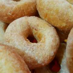 A picture of Donat ubi kuning.