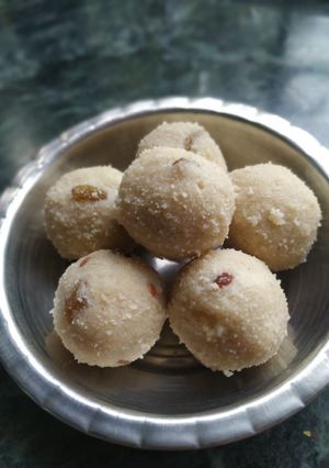 A picture of Diwali Rava Ladoo.