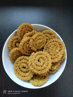 ચકરી (Chakri Recipe In Gujarati) રેસીપી મુખ્ય ફોટો