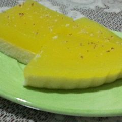 A picture of 2 flat desert :) limonlu irmikli muhallebi (lemon desert).
