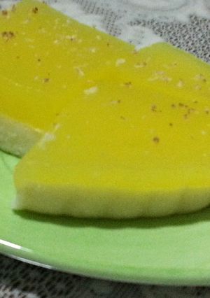 A picture of 2 flat desert :) limonlu irmikli muhallebi (lemon desert).