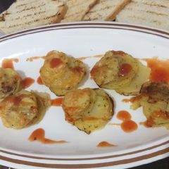 A picture of Potato stakes with grilled bread.