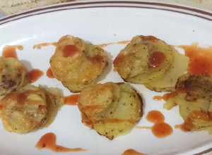 A picture of Potato stakes with grilled bread.