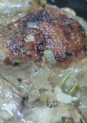 Una foto de Pollo con salsa de apio