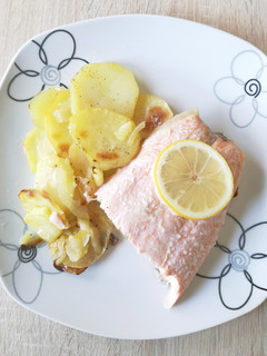 Una foto de Salmón con patatas al horno