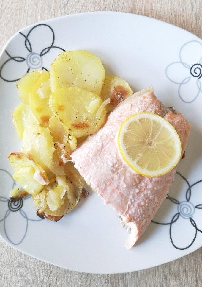 Una foto de Salmón con patatas al horno
