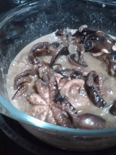 Una foto de Calamares encebollados o potón encebollado o pulpitos encebollados