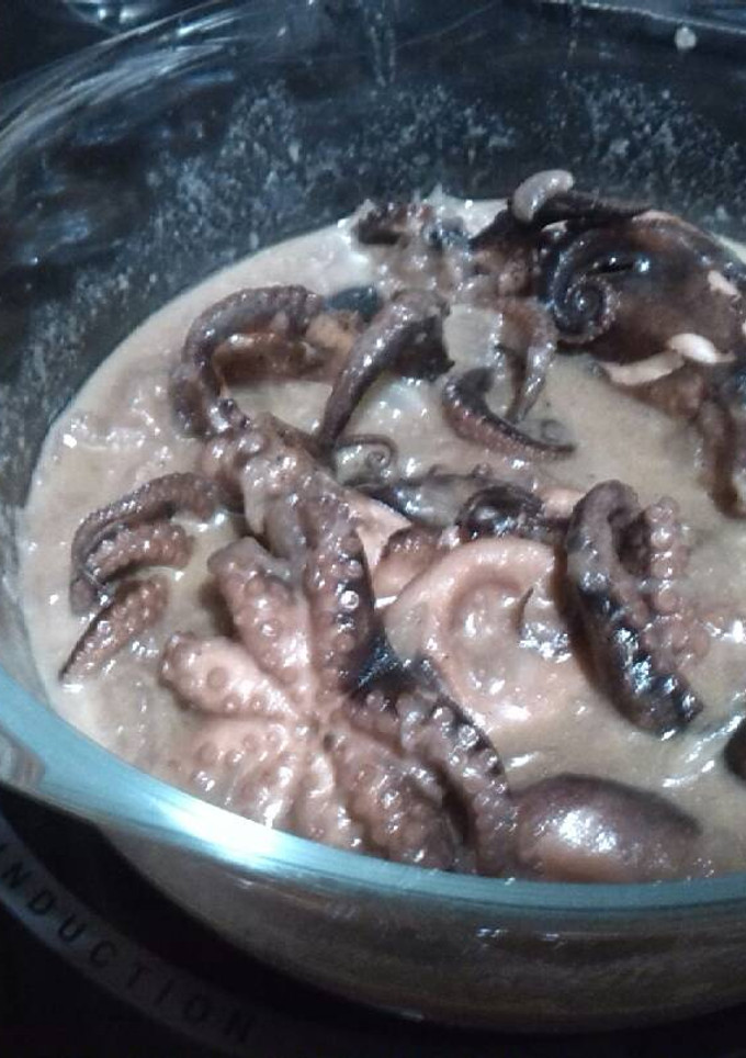 Una foto de Calamares encebollados o potón encebollado o pulpitos encebollados