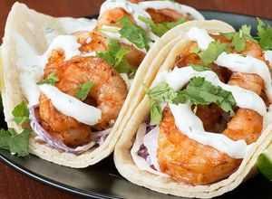 Una foto de Tacos de Camarón con paprika y aderezo de cilantro