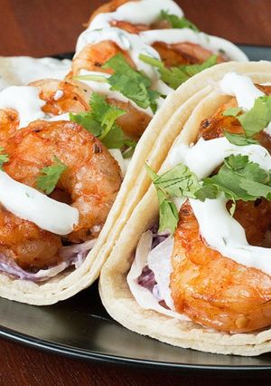 Una foto de Tacos de Camarón con paprika y aderezo de cilantro