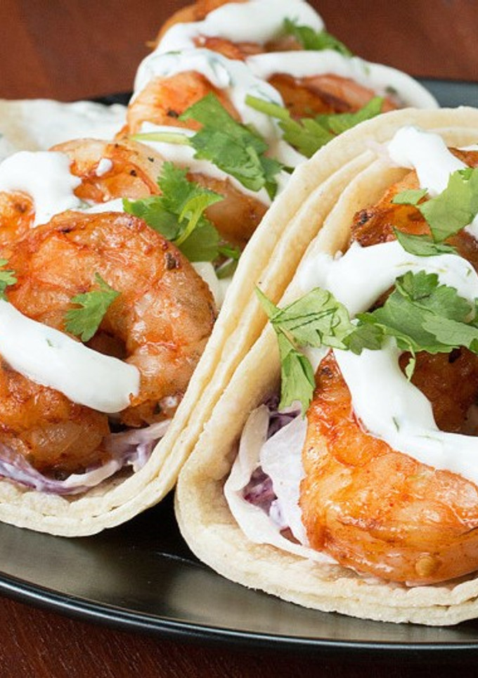 Una foto de Tacos de Camarón con paprika y aderezo de cilantro