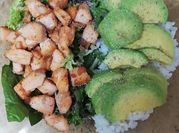 Una foto de poke arroz salmón