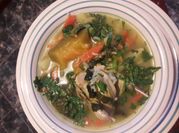 Una foto de sopa de codorniz