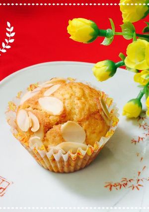 Hình của món Muffin Cam rắc hạnh nhân.
