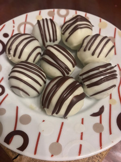 Una foto de Trufas de galletitas oreos bañadas en chocolate