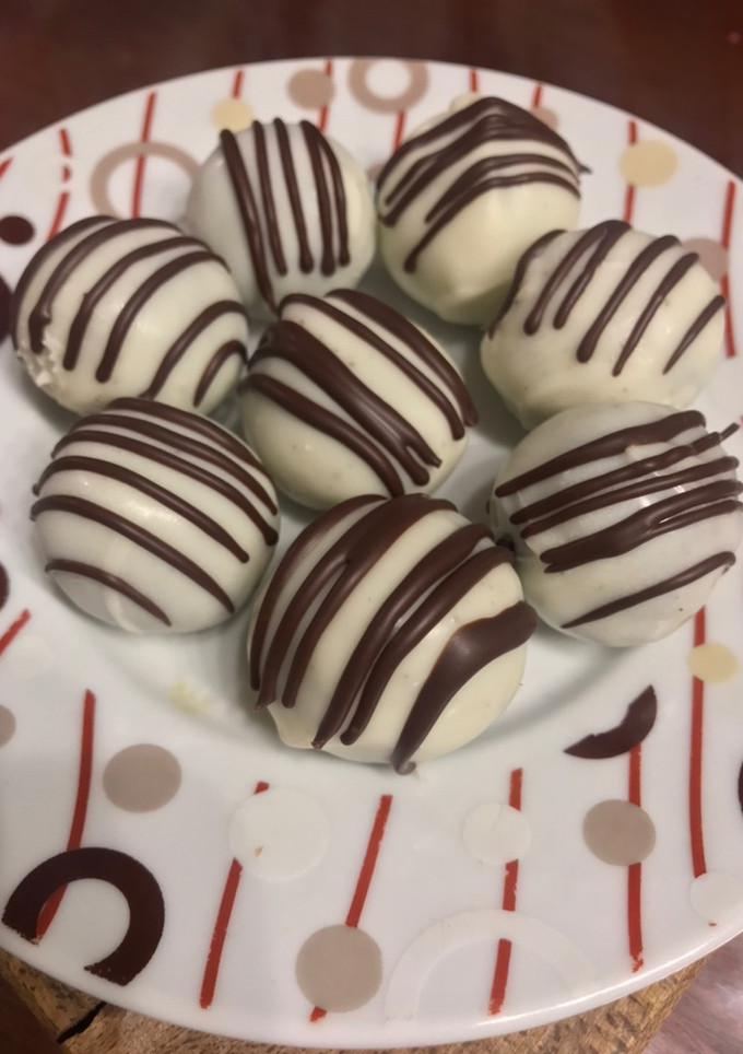 Una foto de Trufas de galletitas oreos bañadas en chocolate