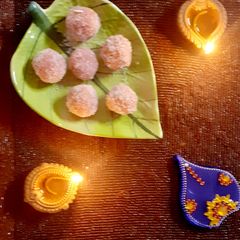 A picture of Coconut ladoo.