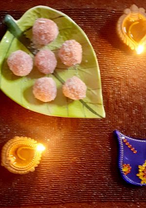 A picture of Coconut ladoo.