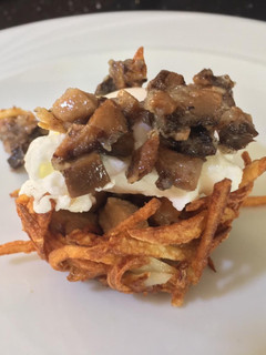 Una foto de Cestita de patatas 🥔 paja con rovellons, huevo y lomo