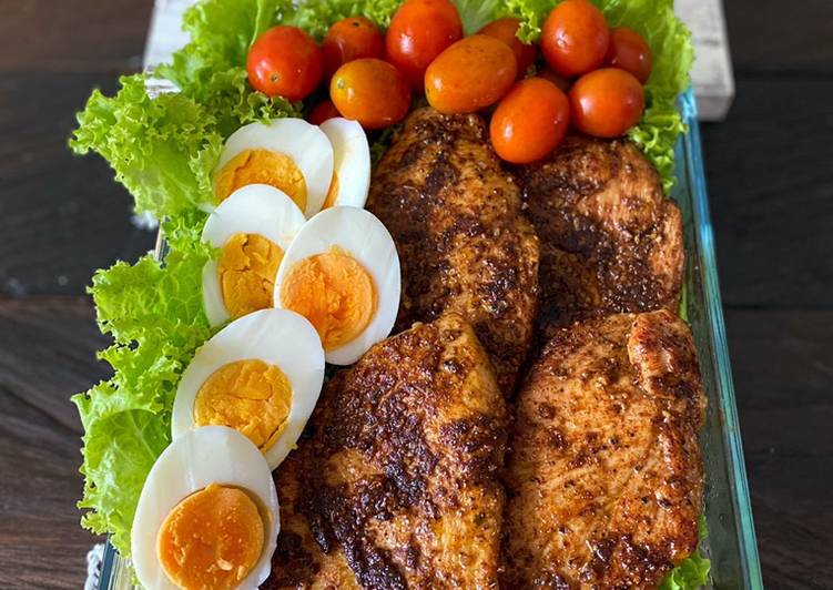 Bagaimana Menyiapkan Grilled chicken salad yang Enak Banget