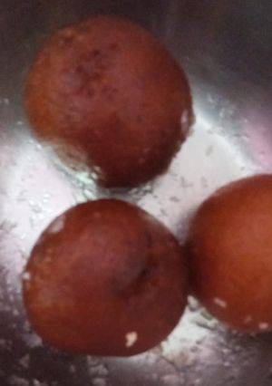 A picture of Gulab jamun.