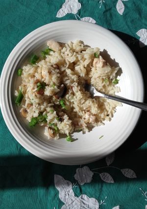 Una foto de Risotto rápido de pollo y hongos