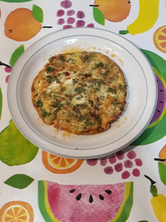 Una foto de Tortilla de espinacas crudas con tomate frito