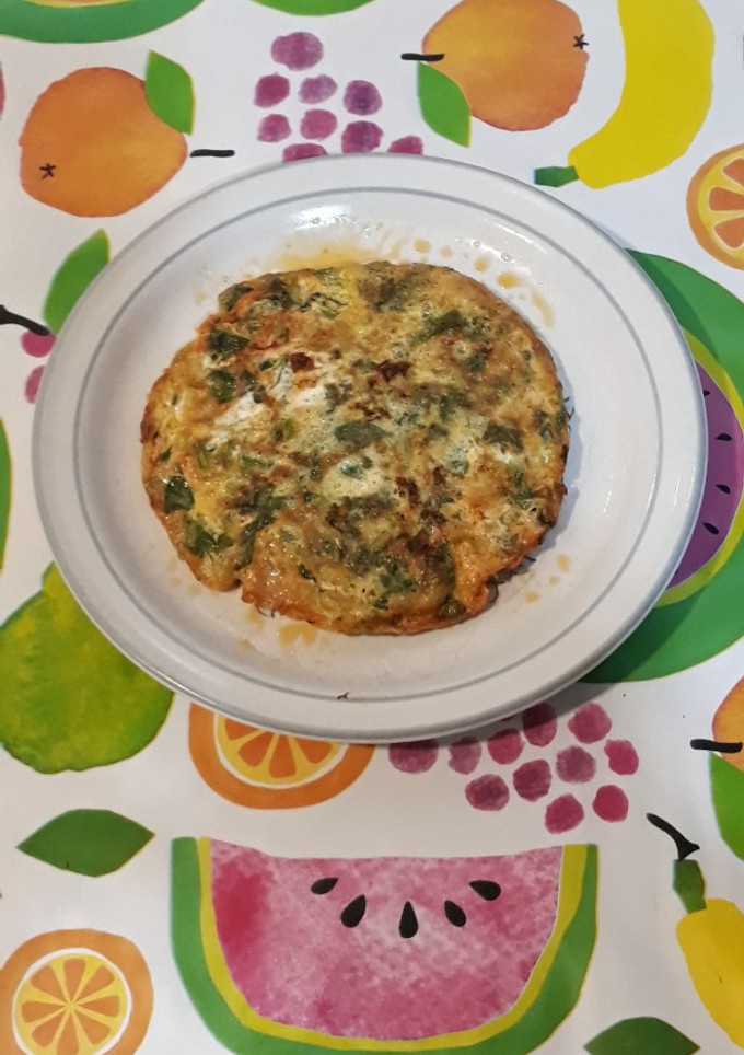 Una foto de Tortilla de espinacas crudas con tomate frito