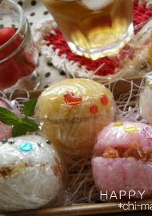 A picture of Wrapped Up Onigiri, Macaron Style.