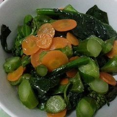 A picture of Kai Lan with carrots.