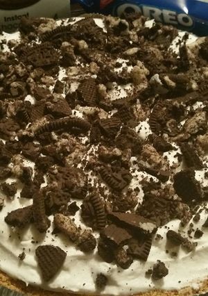 A picture of Oreo Cookie Pudding Pie.